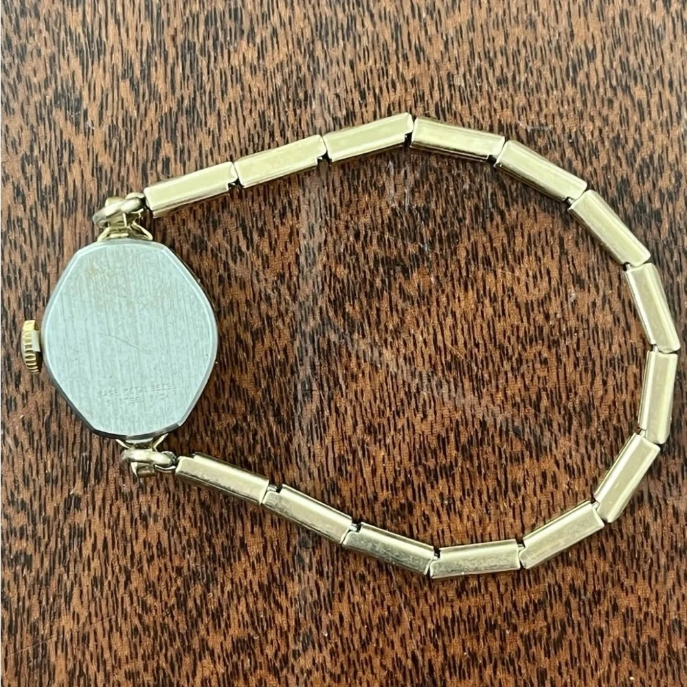 Vintage Timex Gold Toned Ladies Watch With Stretch Band NOT WORKING